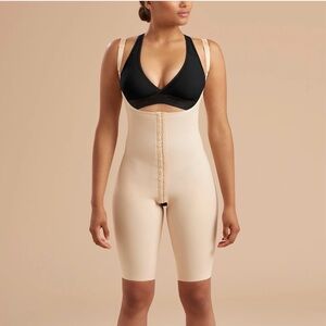 Marena Front close girdle